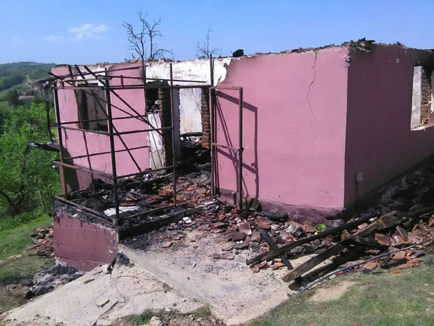 ПОЖАР КОД КРУПЊА: Породици Радосављевић потпуно изгорео дом, укућани у болници 