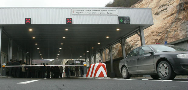ПРЕКО ГРАНИЦЕ ПО СТАРОМ: У Црну Гору и даље са личном картом или пасошем!