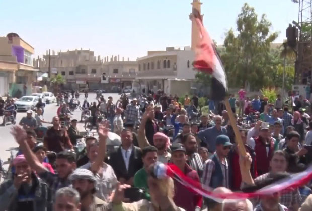 РАДОСТ НАПАЋЕНИХ СИРИЈАЦА: Руска војна полиција са одушевљењем дочекана у Каламуну (ВИДЕО)