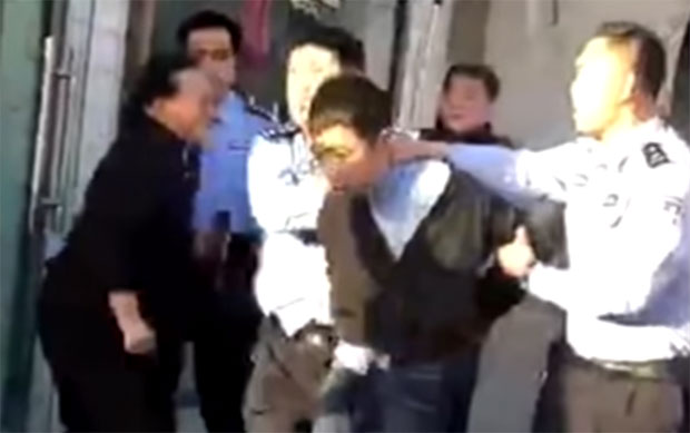 ОСВЕТА БИВШЕГ УЧЕНИКА: Ножем напао децу испред школе, девет мртвих, 10 рањених (ВИДЕО)