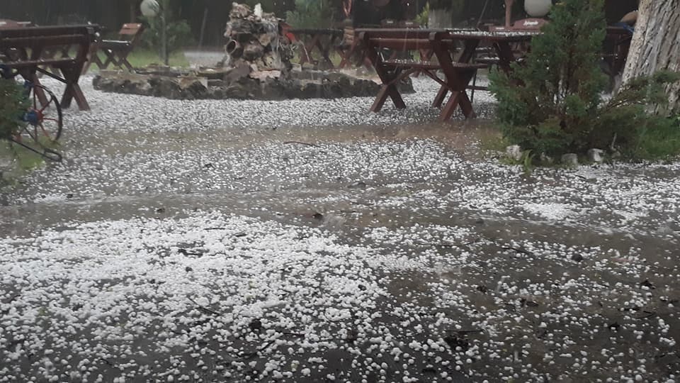 ЈАКО НЕВРЕМЕ ПРОТУТЊИЛО ЈУЖНОМ СРБИЈОМ: У Лесковцу и околини падао град величине зрна грашка и кликера