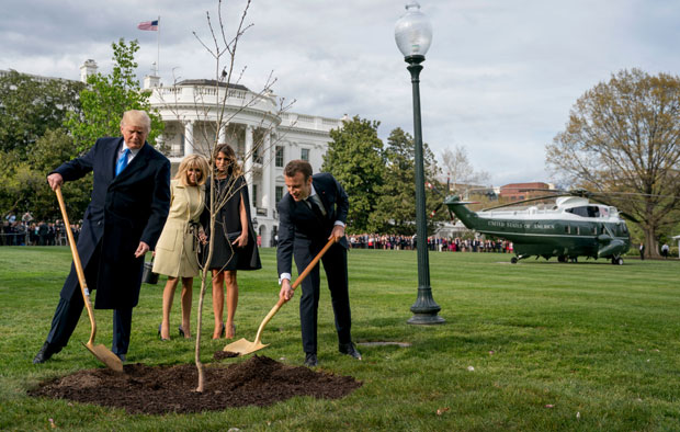 РЕШЕНА МИСТЕРИЈА: Макронов поклон Трампу склоњен из врта Беле куће