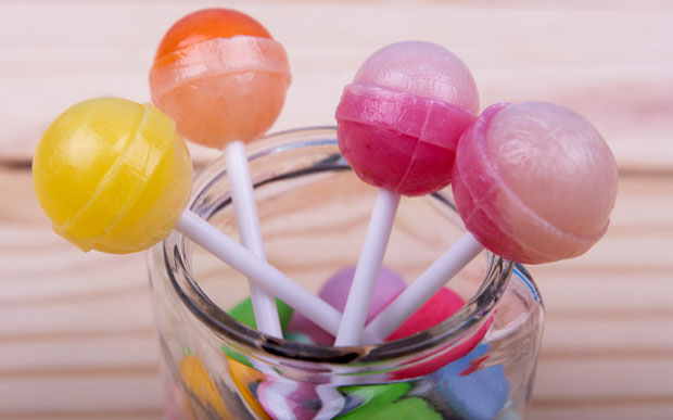 ЛАЖНЕ ЛИЗАЛИЦЕ И БОМБОНЕ ОПАСНЕ ПО ДЕЦУ: У Србију увезена 31 тона опасних слаткиша