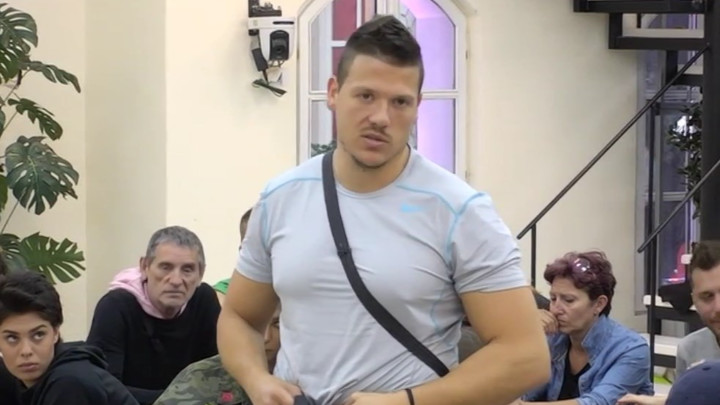 
Кијина мама питала Слобу зашто не призна да је престао да воли Коцкареву пре Луне, његов ОДГОВОР ШОКИРАО СВЕ! (ВИДЕО)
