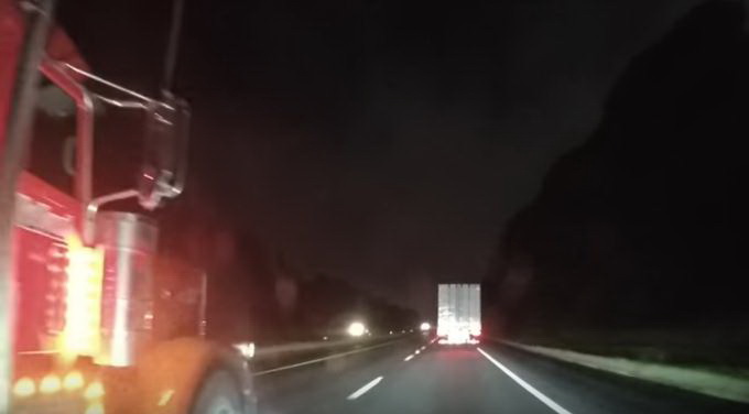 „Теслин“ аутопилот спречио судар са камионом (ВИДЕО)