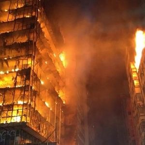 ВАТРЕНА СТИХИЈА ПРОГУТАЛА СОЛИТЕР: Страхује се да има жртава, 160 ватрогасаца гаси ватру