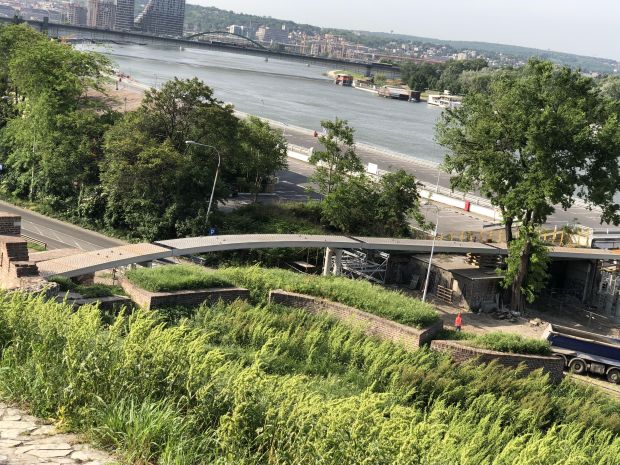 Постављен челични мост преко Булевара војводе Бојовића