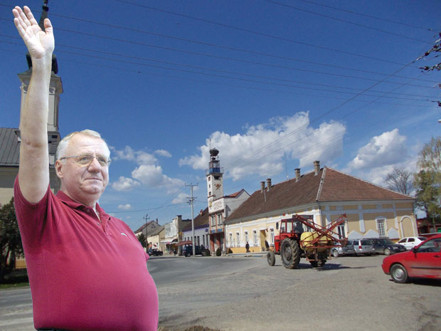 Шешељ преко њива до Хртковаца