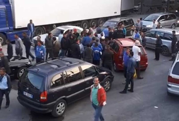 АЛБАНЦИ НАПРАВИЛИ ХАОС: Црногорци им нису дали да уђу у земљу, они блокирали гранични прелаз (ВИДЕО)