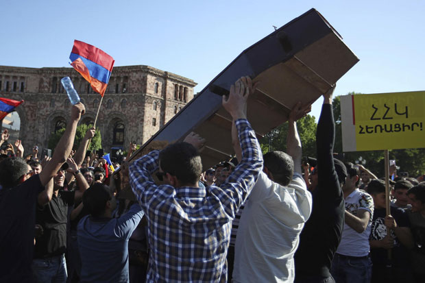 ХАОС У ЈЕРМЕНИЈИ: Демонстранти донели мртвачки ковчег, сахрањују владајућу странку (ФОТО+ВИДЕО)