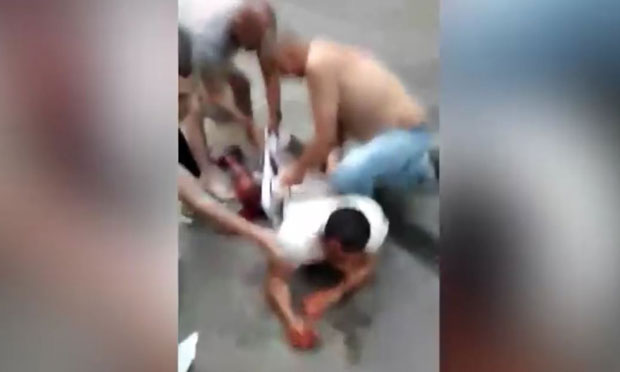 УЗНЕМИРУЈУЋИ ВИДЕО: Сплићанин запомагао у локви крви, пролазници га превијали