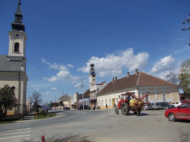 СЛУЧАЈ ХРТКОВЦИ: Остаје забрана свих окупљања