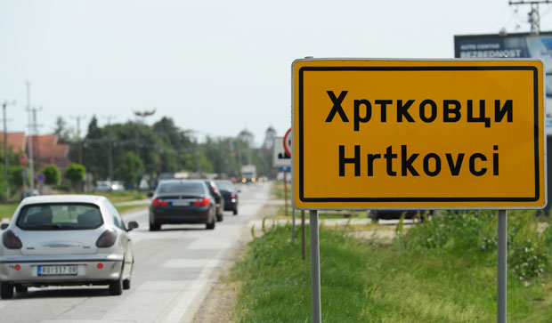 ЗАТВОРЕН УЛАЗ У ХРТКОВЦЕ: У село могу само мештани, полиција опколила место