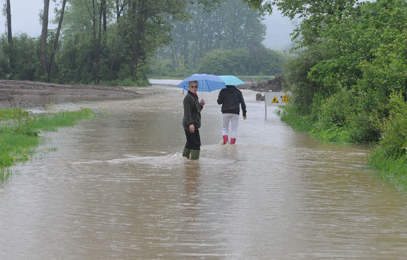 ТАКВУ КИШУ НЕ ПАМТЕ ГОДИНАМА УНАЗАД: Ивањица потопљена, малине десетковане; У Грачаници зграде под водом