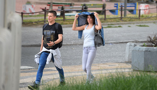 НЕВРЕМЕ У ПРЕСТОНИЦИ ТРАЈАЛО 15 МИНУТА: Град у Београду, и даље топло
