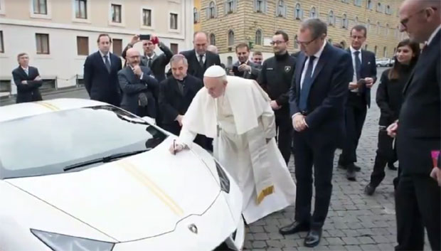 Папин Ламборгини на аукцији у добротворне сврхе