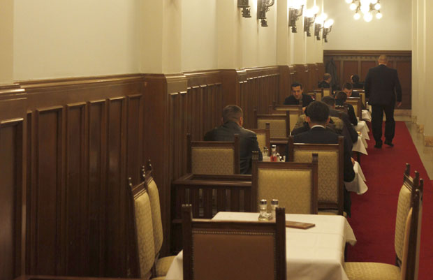 Скупштински ресторан: Уместо молитве шницле за посланике