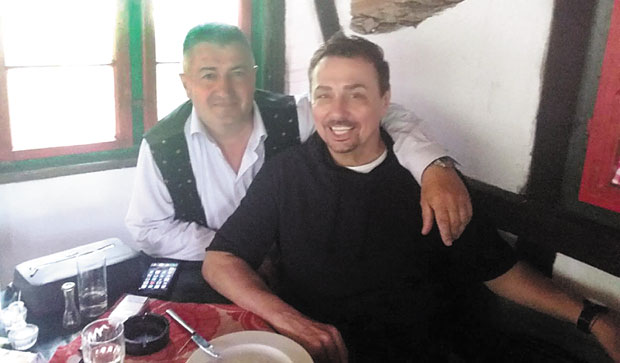 КЕБА У РОДНОМ КРАЈУ: Драган Којић у Долини багрема надомак Лознице