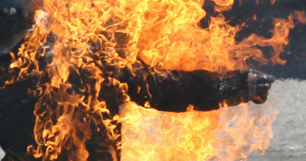 УЖАС У АМЕРИЦИ: Радник на бензинској станици се полио бензином и запалио се
