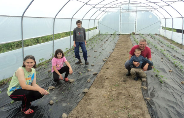 ДОНАЦИЈА ВРЕДНА 6.000 МАРАКА: Породица Миладина Лазића добила пластеник и краву