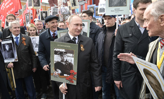 Вучић са Путином у маршу Бесмртног пука