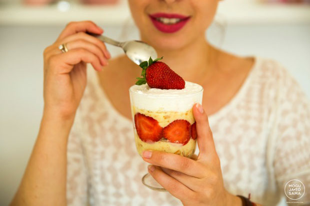 (ВИДЕО): Колач са јагодама без печења - брз и лак