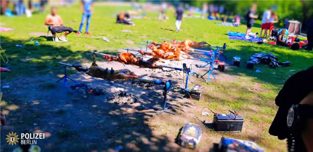 Босанци усред Берлина обрнули 12 јагањаца на ражњу (ФОТО)
