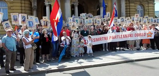 Антифашисти са сликама Тита и Туђмана