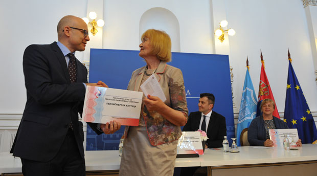 Нови Сад: Пензионерима прве картице