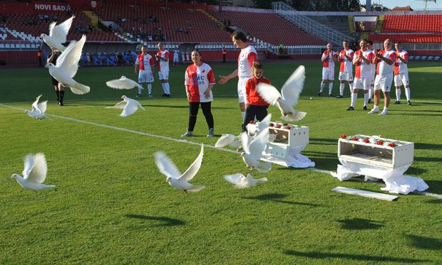 У хуманитарном спектаклу ветерани Војводине надиграли светски синдикат ФИФпро: Ревија хуманости за поруку мира и толеранције (ФОТО)
