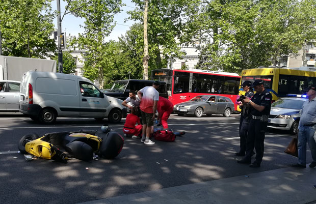 УДЕС КОД СЛАВИЈЕ: Тешко повређен возач скутера
