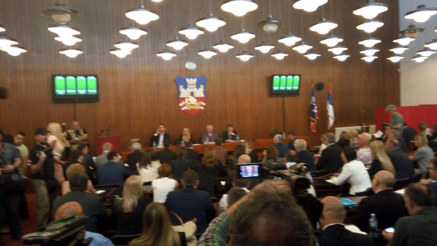 После свађе и препирки Ђилас напустио седницу, Никодијевић поново председник скупштине (ВИДЕО)