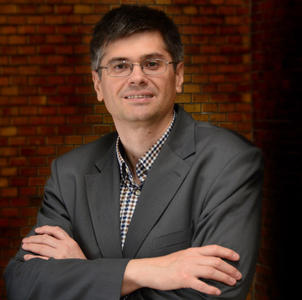 Шпијунка: Бира друштво за лифт