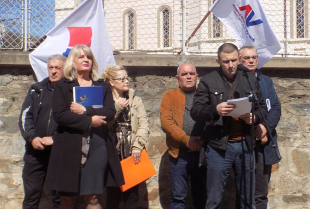 Лебане: Опозиција остала испред сале