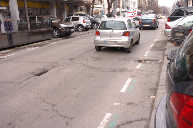 У Калуђерици возе по рупама 