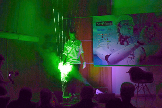 Музика из ласерске харфе