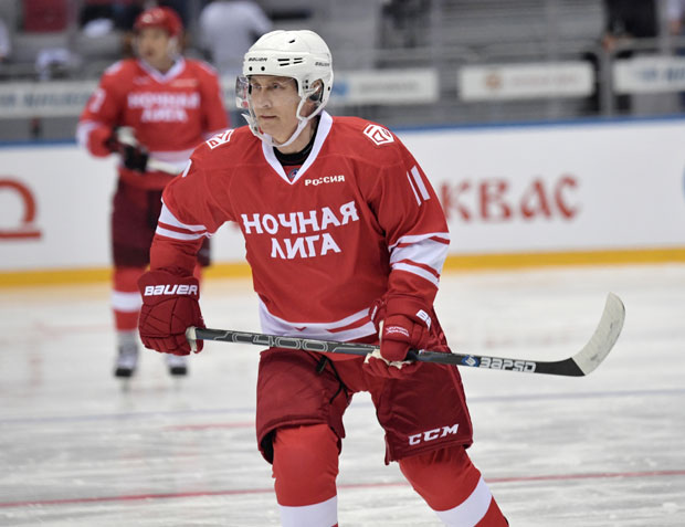 Пет голова Путина на егзибиционом хокејашком мечу