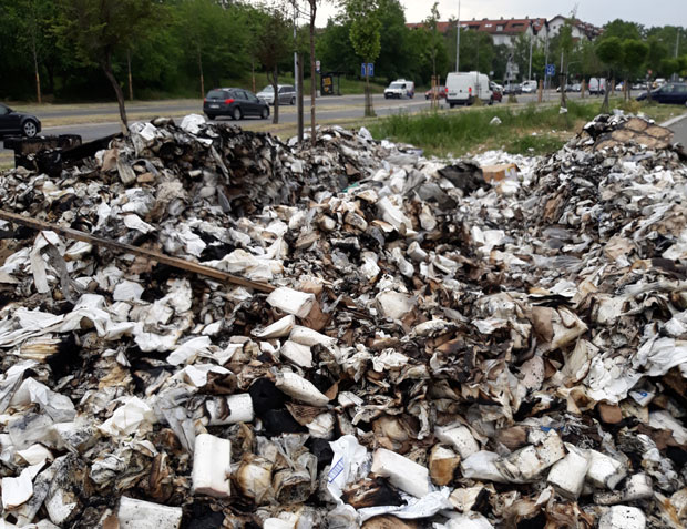 Гуши смрад спаљених кеса 