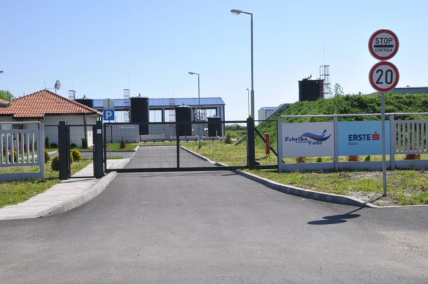 Фабрика воде Мачка у џаку?