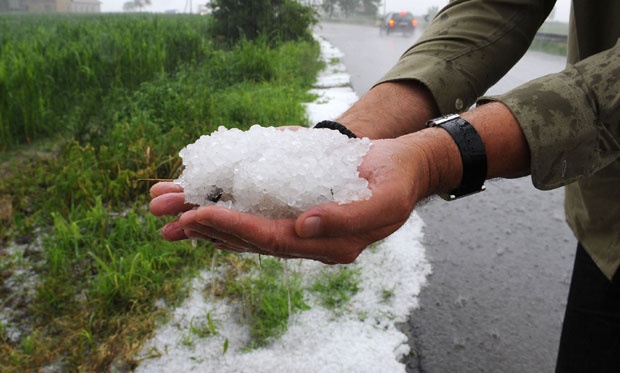 Јако невреме погодило Госпић, пао град величине лешника
