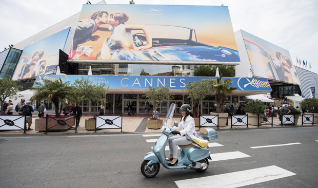 Протест жена на канском црвеном тепиху