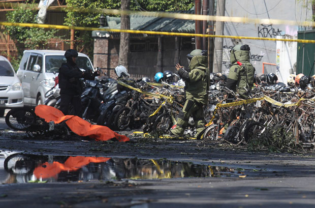 ЏИХАДИСТИ НАПАЛИ ТРИ ЦРКВЕ: Најмање 11 мртвих и 40 рањених; Бомбашки напад извела породица - отац, мајка и четворо деце