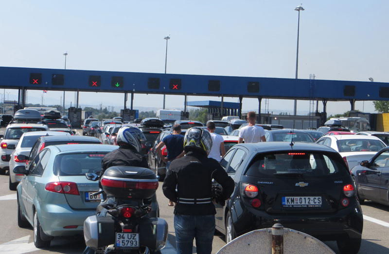 ГУЖВЕ НА ХОРГОШУ: Возила се задржавају по три сата 