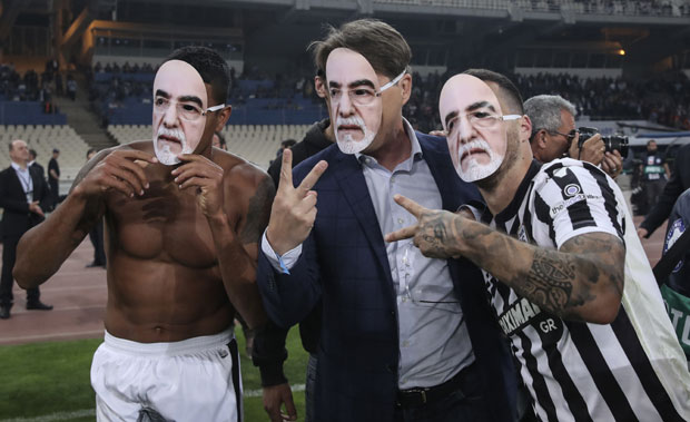 Маске и народњаци: Пријовићев ПАОК бурно прославио Куп Грчке