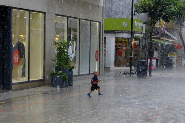 Невреме широм Европе, у Француској снег (ВИДЕО)