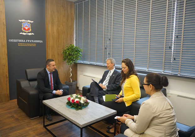 Амерички дипломата посетио Грачаницу: Незапосленост младих главни проблем
