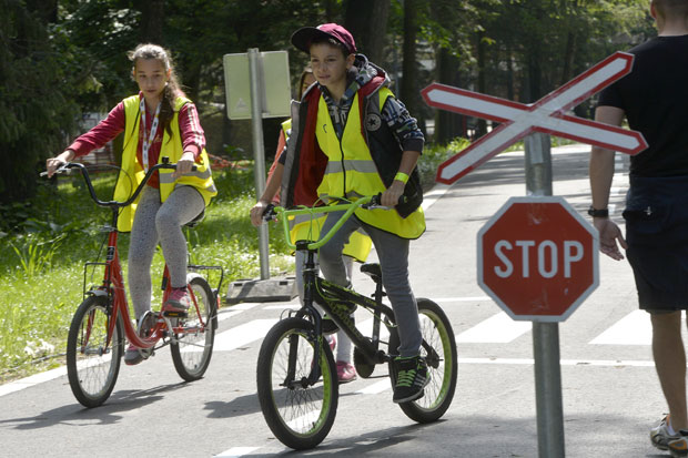 Слалом ученика између чуњева