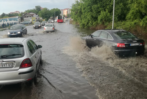 Потоп у Водоводској, “пливали” аутомобили (ВИДЕО)