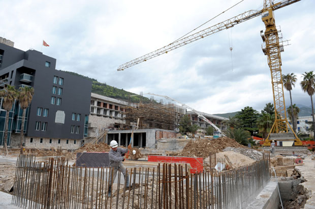 Црногорско приморје: Туристе дочекују бука и машине