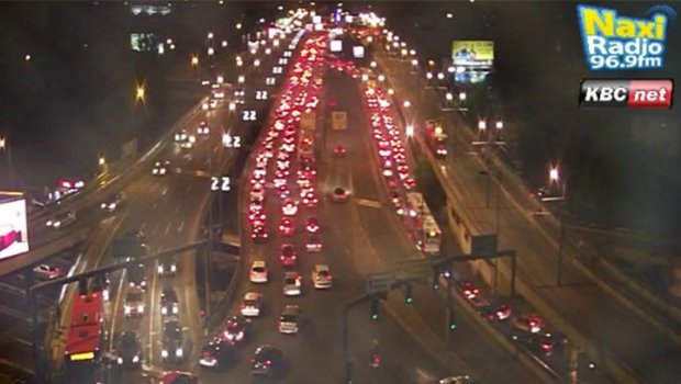 ХАОС И КОЛАПС НА АУТОКОМАНДИ: Гажење пешака и судар трамваја и аутобуса створили километарске колоне